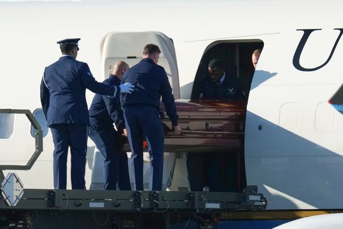Čarli Kirk sanduk kovčeg Džej Di Vens predsednički avion