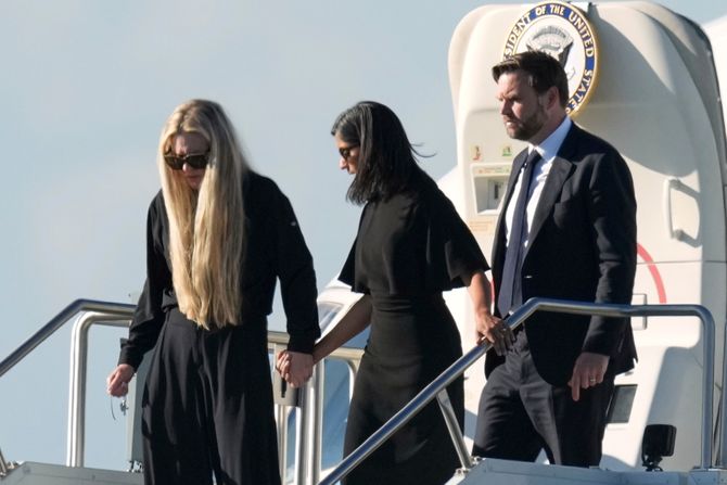 Čarli Kirk sanduk kovčeg Džej Di Vens predsednički avion