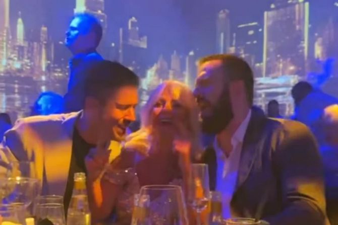 Nikola Rokvić sa majkom i bratom