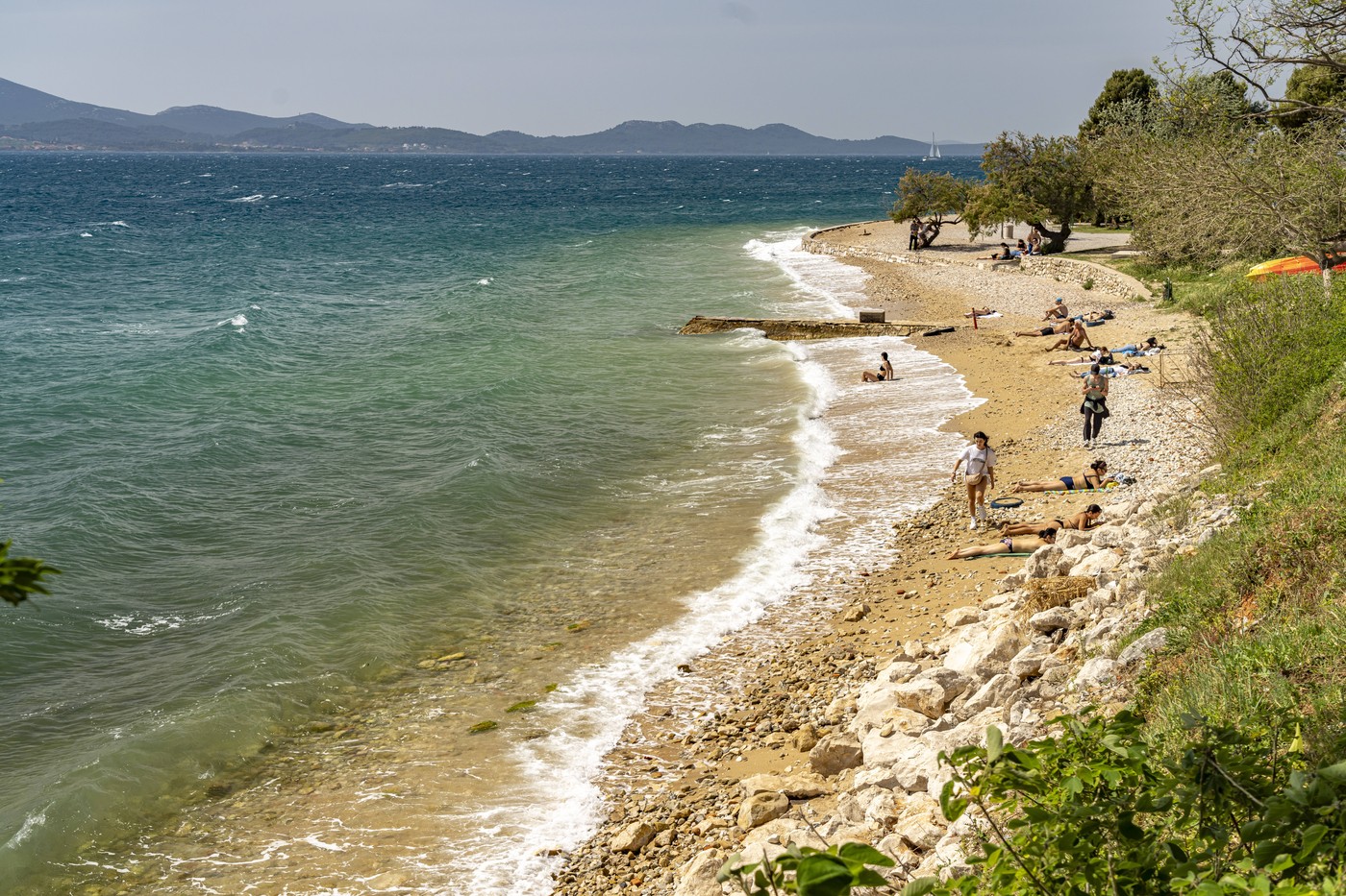 Građani besni zbog nesavesnih kupača: Pogledajte šta rade na plaži u Zadru, prizori zgrozili kupače
