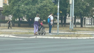Strašna scena u Beogradu: Žena nasred ulice vozi dete u invalidskim kolicima i prosi, NEKO MOŽE DA POGINE