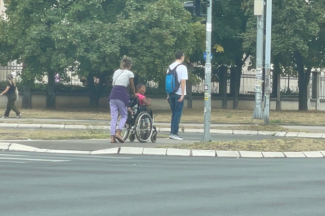 Romkinja koja prosi sa detetom u invalidskim kolicima, Novi Beograd