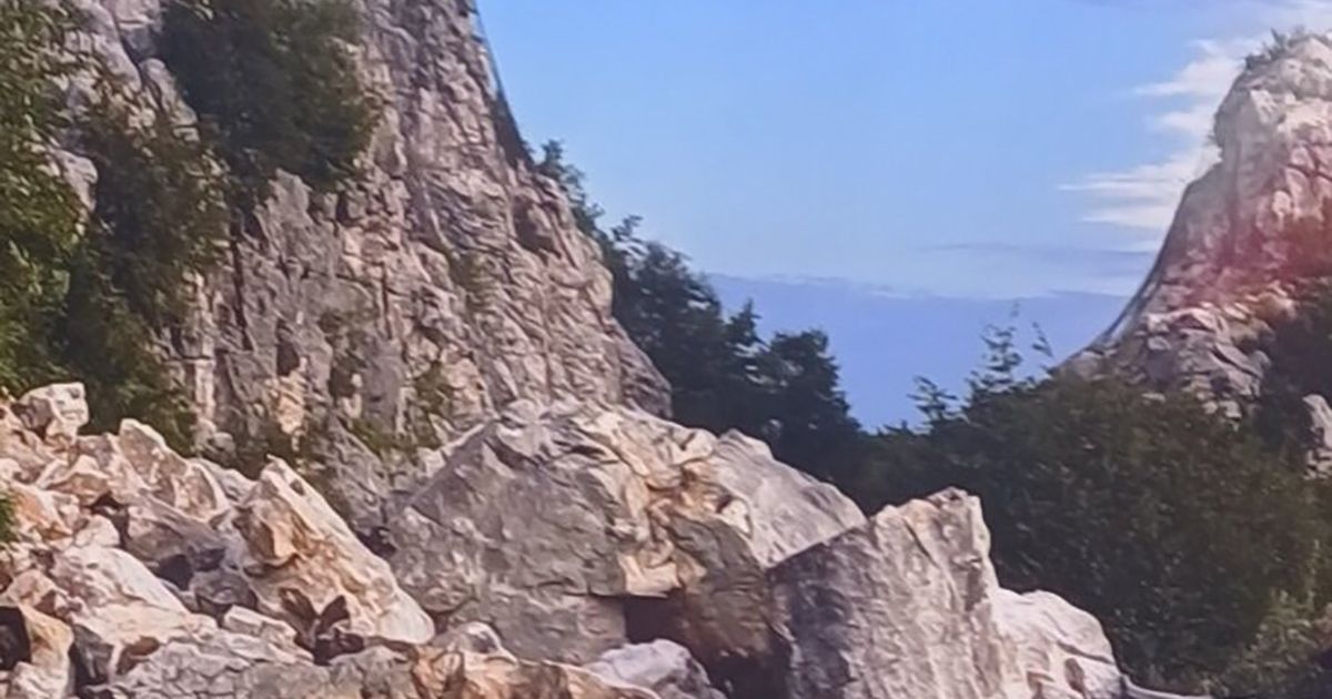 Opasnost na auto-putu u ovom delu Srbije: Zemlja prekrila celu traku puta, vozači jedva prolaze