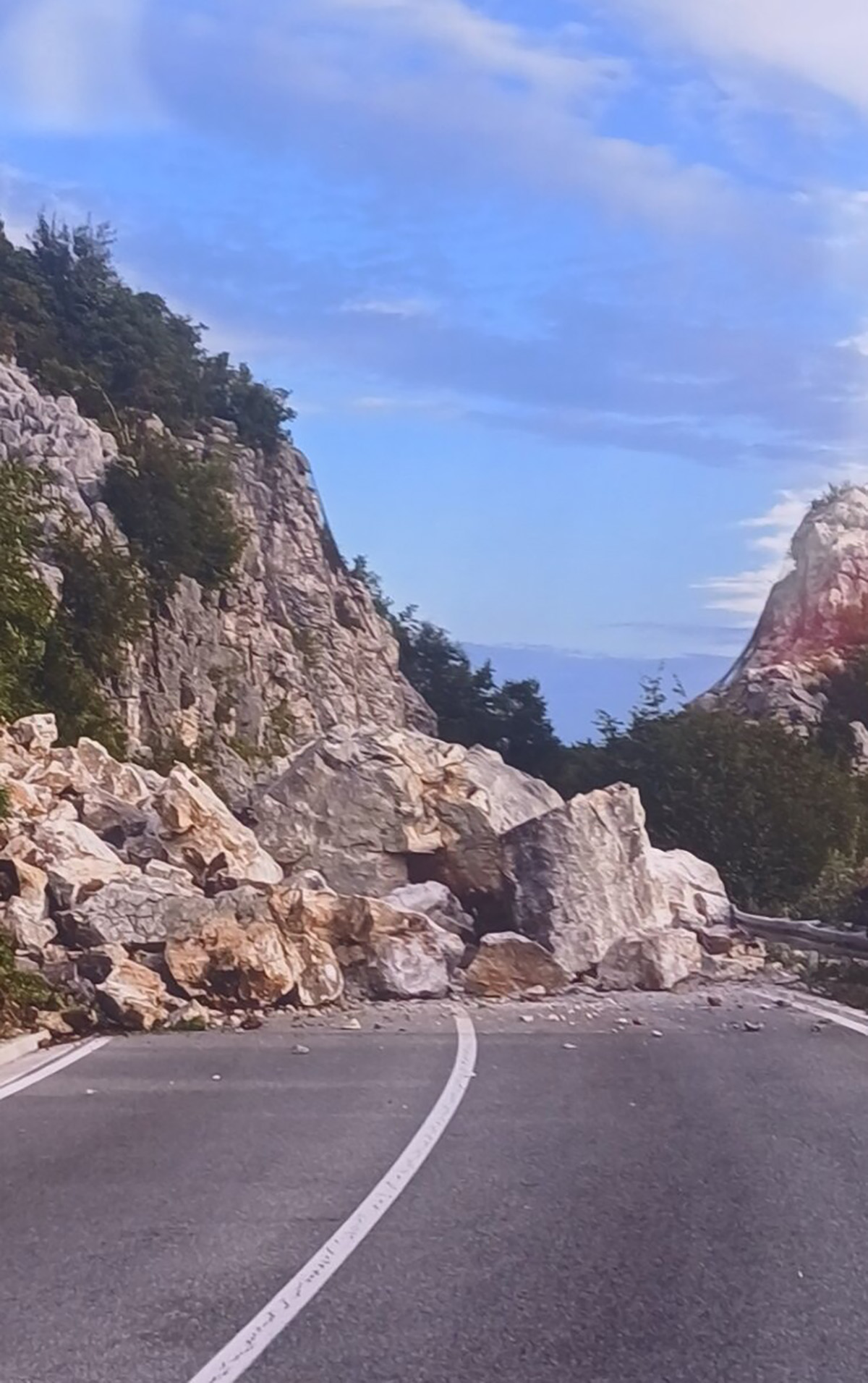 Opasnost na auto-putu u ovom delu Srbije: Zemlja prekrila celu traku puta, vozači jedva prolaze