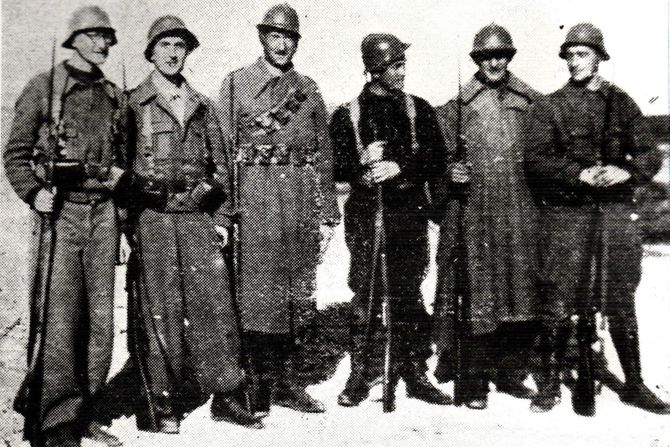 Grupa jugoslovenskih boraca. Među njima jevrejski borci Artur Keršner i Ivan Lebl (prvi i drugi s leve strane)