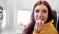 Ana je sela na svoje mesto u avionu i pogledala u prozor: Od šoka nije mogla reč da kaže, sledila se u sekundi