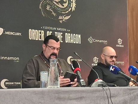 Stiven SIgal, reditelj Vjekoslav Katušin Stiven SIgal, reditelj Vjekoslav Katušin