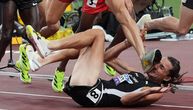 Najluđa priča SP! Atletičar pao tokom trke, dobio gaženje po faci, a onda se podigao i osvojio zlato
