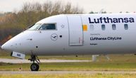 Mladić (28) ubo dva tinejdžera u avionu, piloti prinuđeni da hitno slete: Drama na letu za Frankfurt