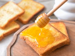 lažni med, pravi med, med, hleb, med na hlebu