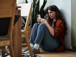 žena, telefon, tužna