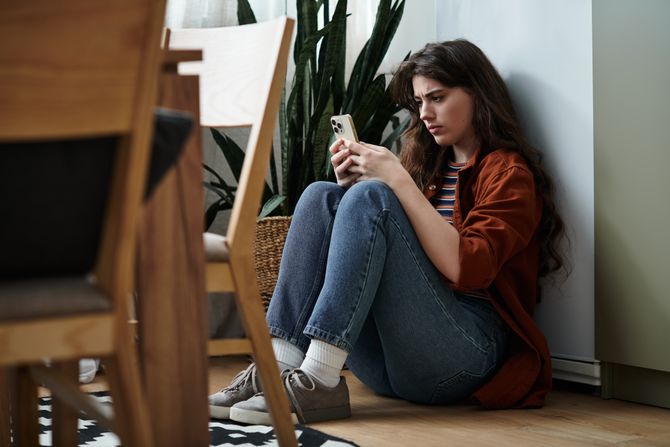 žena, telefon, tužna