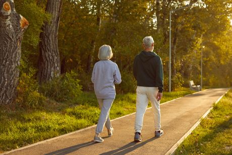 Stariji ljudi šetaju