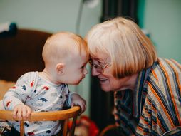 baba, unuka, žena. dete, devojčica
