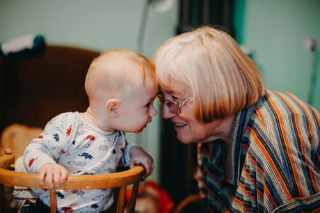 baba, unuka, žena. dete, devojčica