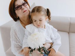 baba, unuka, žena. dete, devojčica