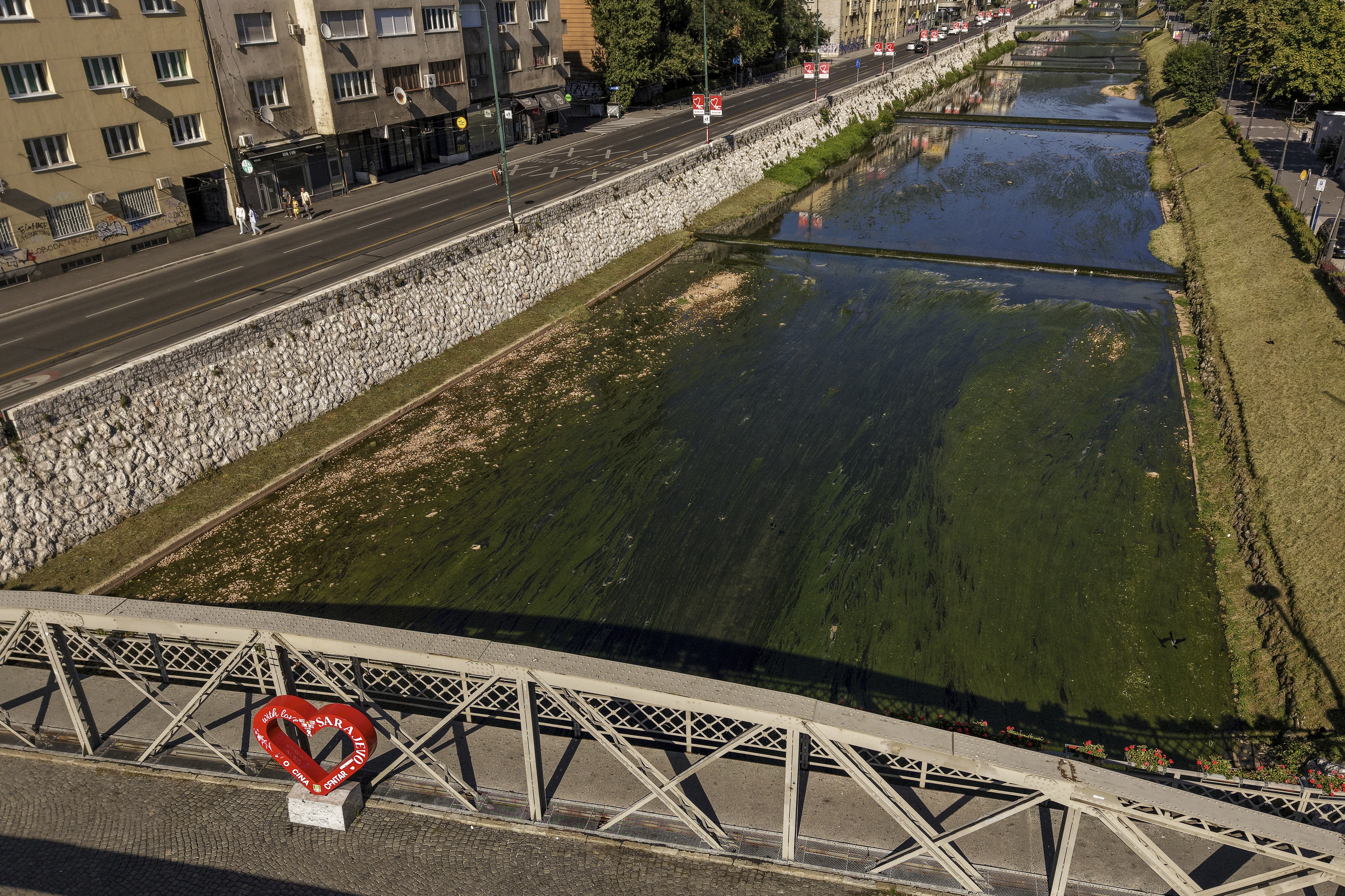 Drama u Sarajevu: Nepoznata osoba upala u Miljacku, potraga u toku