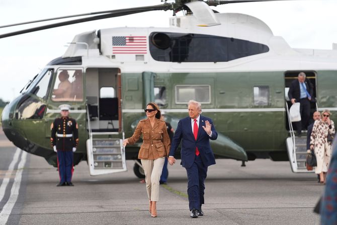 Donadl Tramp i Melanija Tramp helikopter Velika Britanija Donadl Tramp i Melanija Tramp helikopter Velika Britanija