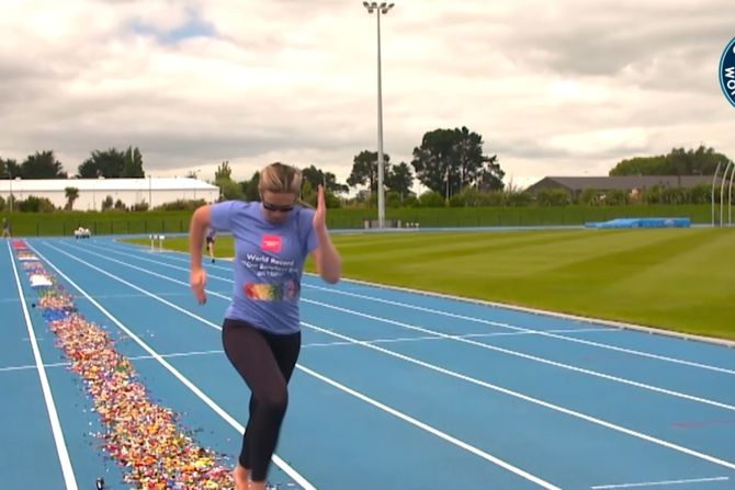 Gabrielle Wall iz Novog Zelanda oborila je svetski rekord tako što je pretrčala 100 m po LEGO kockicama — potpuno bosa