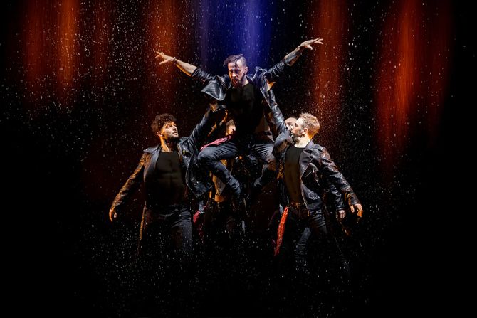 Show under the rain