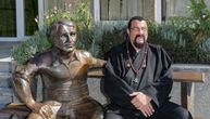 Stiven Sigal se slikao pored spomenika Velimira Bate Živojinovića