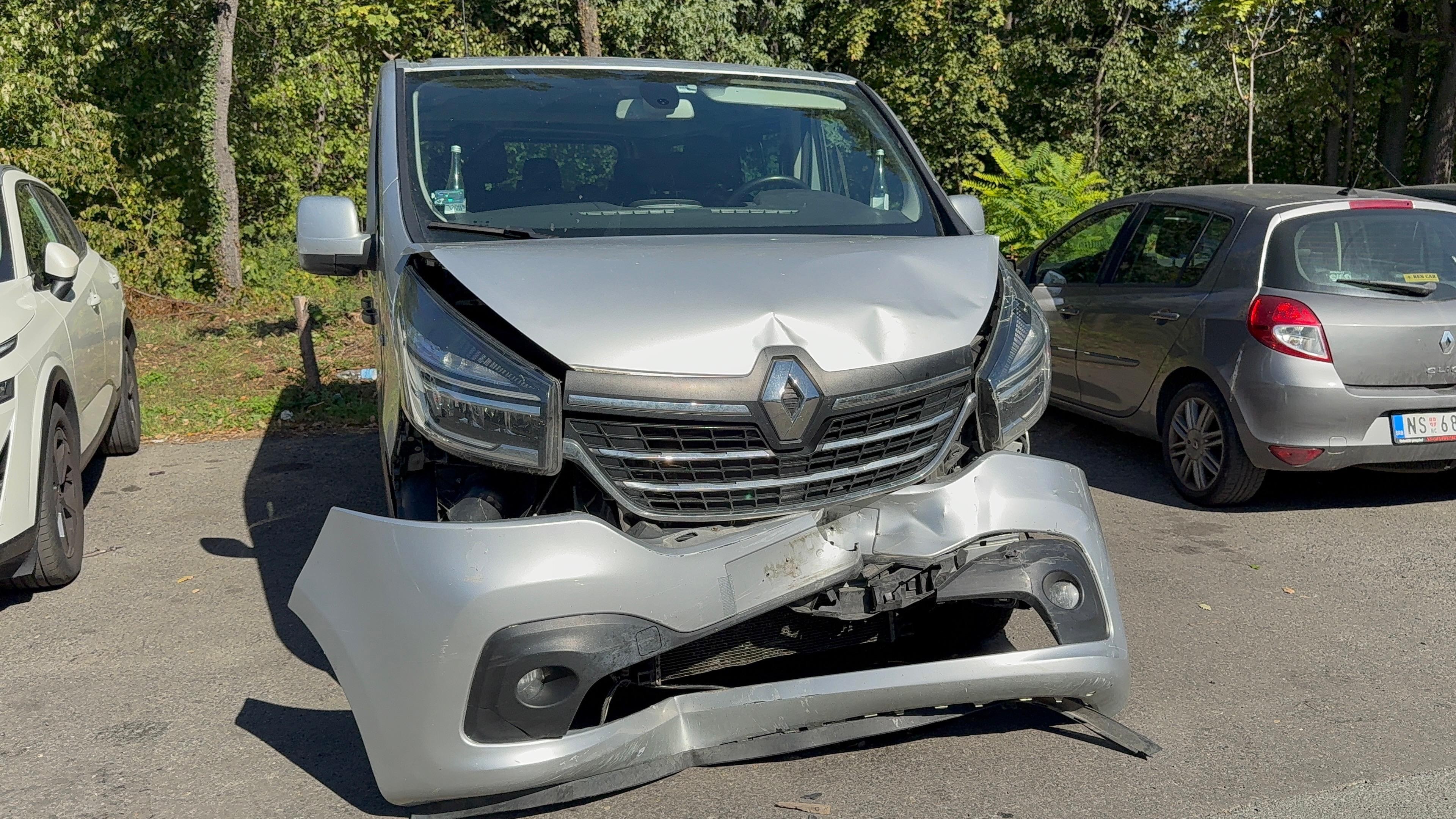 Ovako izgleda potpuno uništen kombi u kojem je Miki Đuričić sinoć doživeo udes! Ostavljen je na parkingu