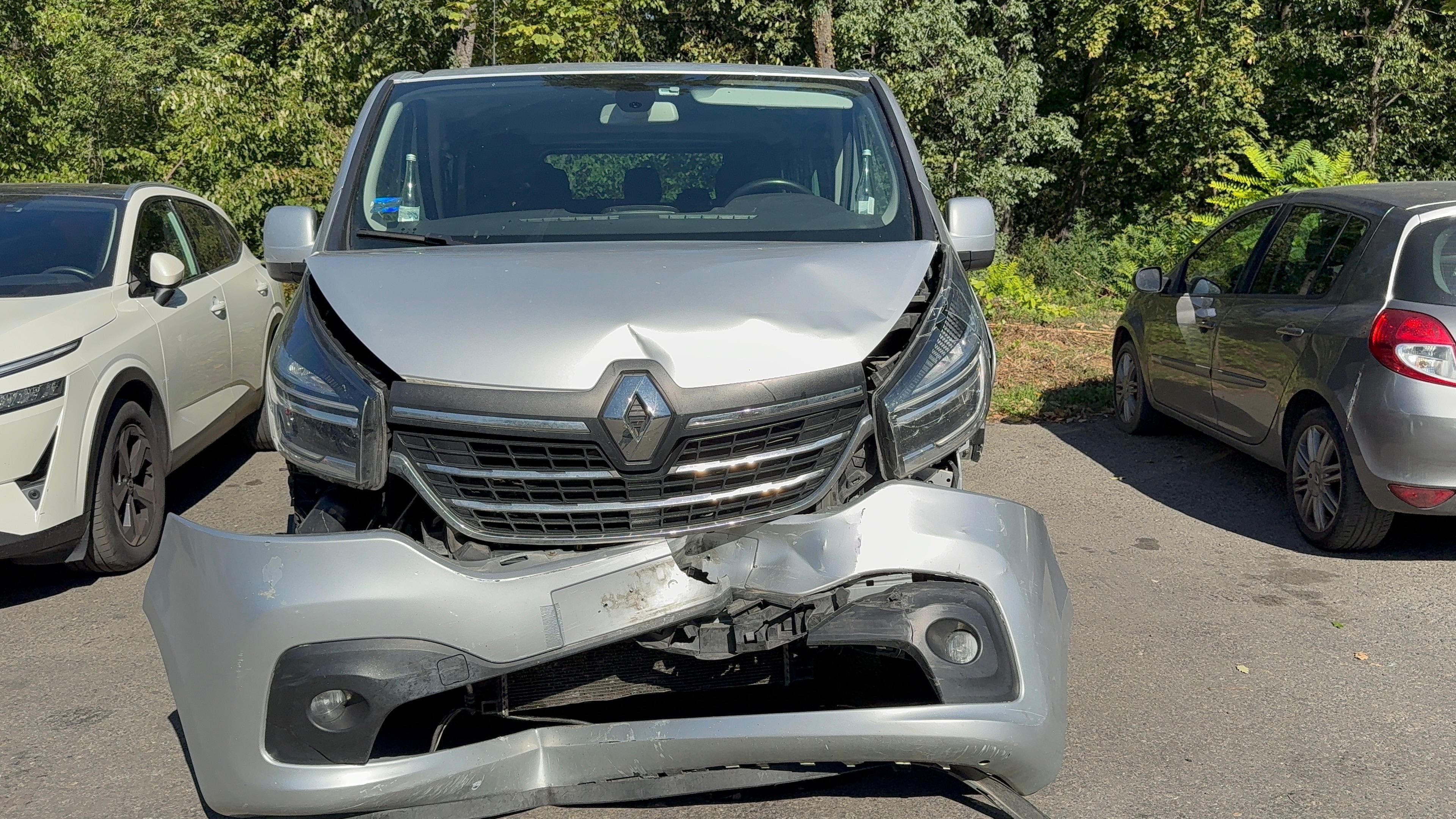 Ovako izgleda potpuno uništen kombi u kojem je Miki Đuričić sinoć doživeo udes! Ostavljen je na parkingu