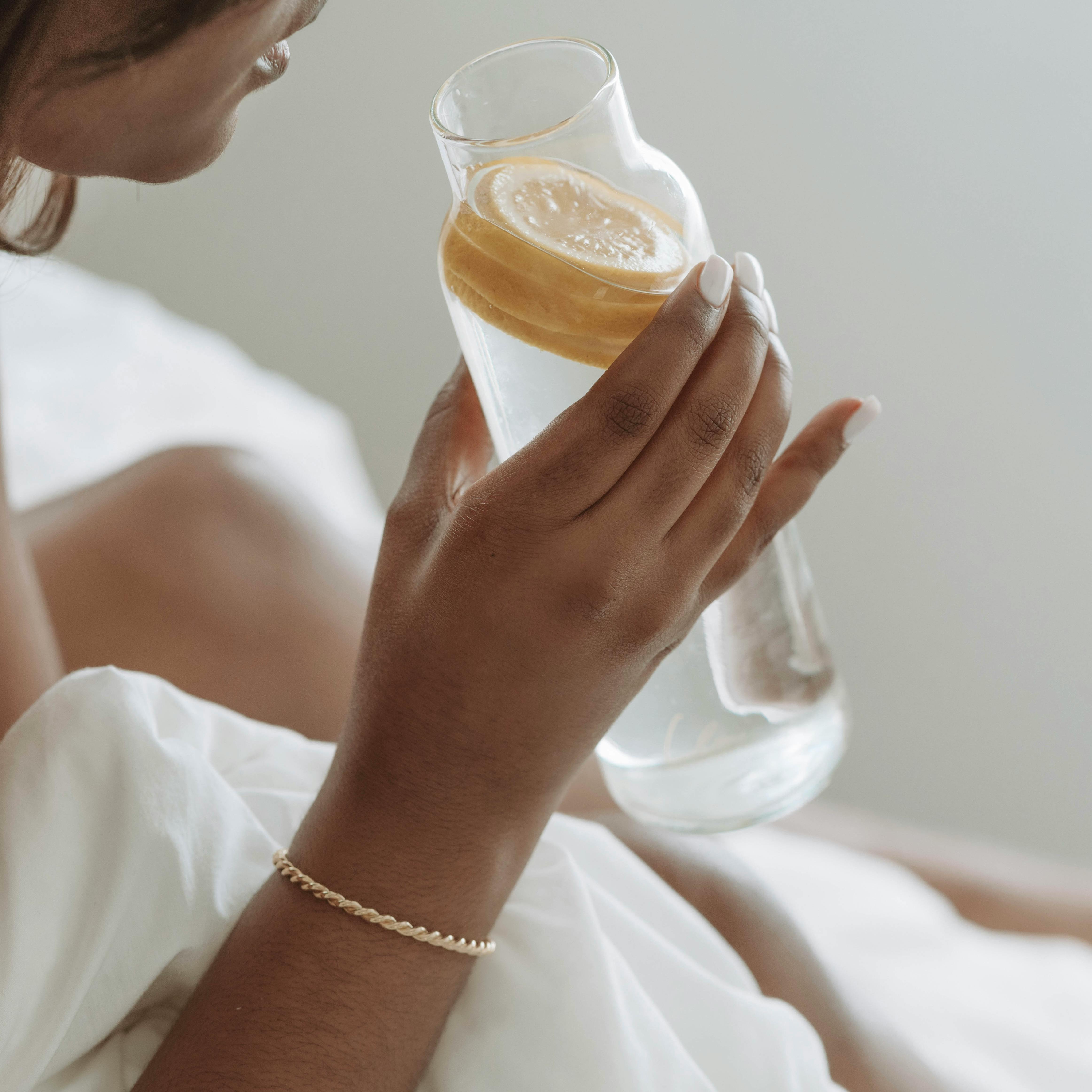 Voda sa limunom ujutru: 5 koristi koje potvrđuje nutricionista, ali i jedan mit u koji ne treba da verujete