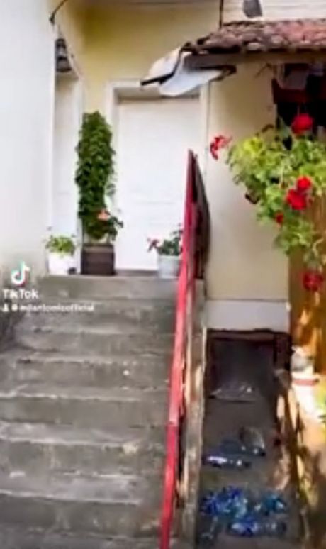 Selo gori a baba se češlja Selo gori a baba se češlja