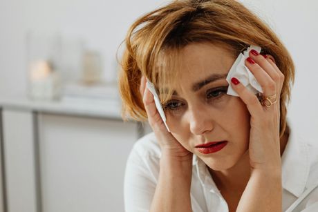 žena plače tužna žena plače tužna