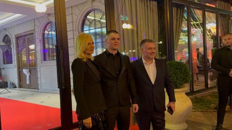 Bane Obradović sa sinom i ženom slavlje Bane Obradović sa sinom i ženom slavlje