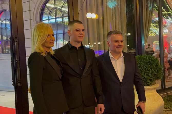 Bane Obradović sa sinom i ženom slavlje