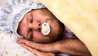 Novi bizaran trend prati sve više odraslih: Drže cucle u ustima, dok stručnjaci upozoravaju na jedno