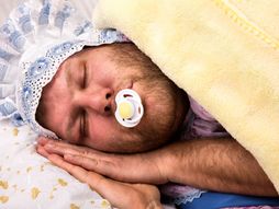 Muškarac beba cucla san