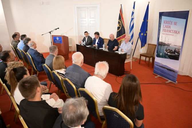 Knjiga "Kreće se lađa francuska“ autora Ivana Radovanovića, koja govori o francuskoj lađi i srpskoj deci koja su se sastala i rastala na ostrvu Vido, predstavljena je večeras u zgradi Jonskog parlamenta u gradu Krf