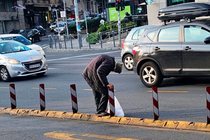 Deka, gospodin na Zelenom vencu, devojka mu pomogla da pređe ulicu