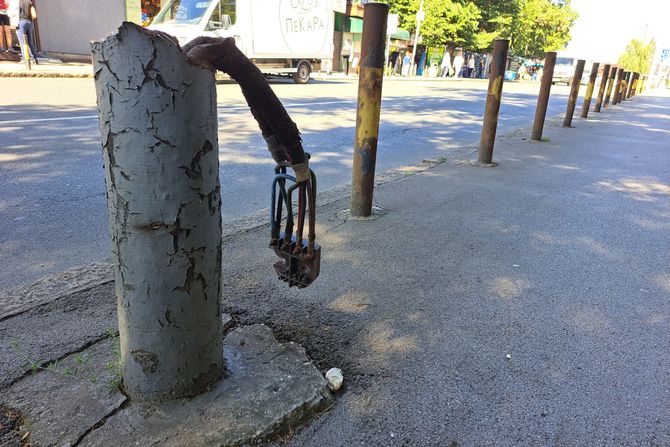 Gole žice na stubu javne rasvete Gole žice na stubu javne rasvete
