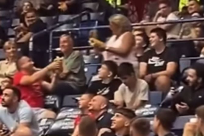 Žena sa sendvičom KK Crvena zvezda - KK Dubai