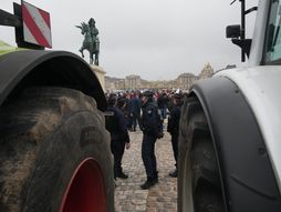 Poljoprivrednici s traktorima ispred Versaja