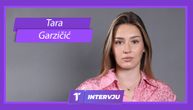 "Volela bih da izađem iz svoje zone komfora": Tara Garzičić o seriji "Izazov", saradnji sa Pirsom Brosnanom