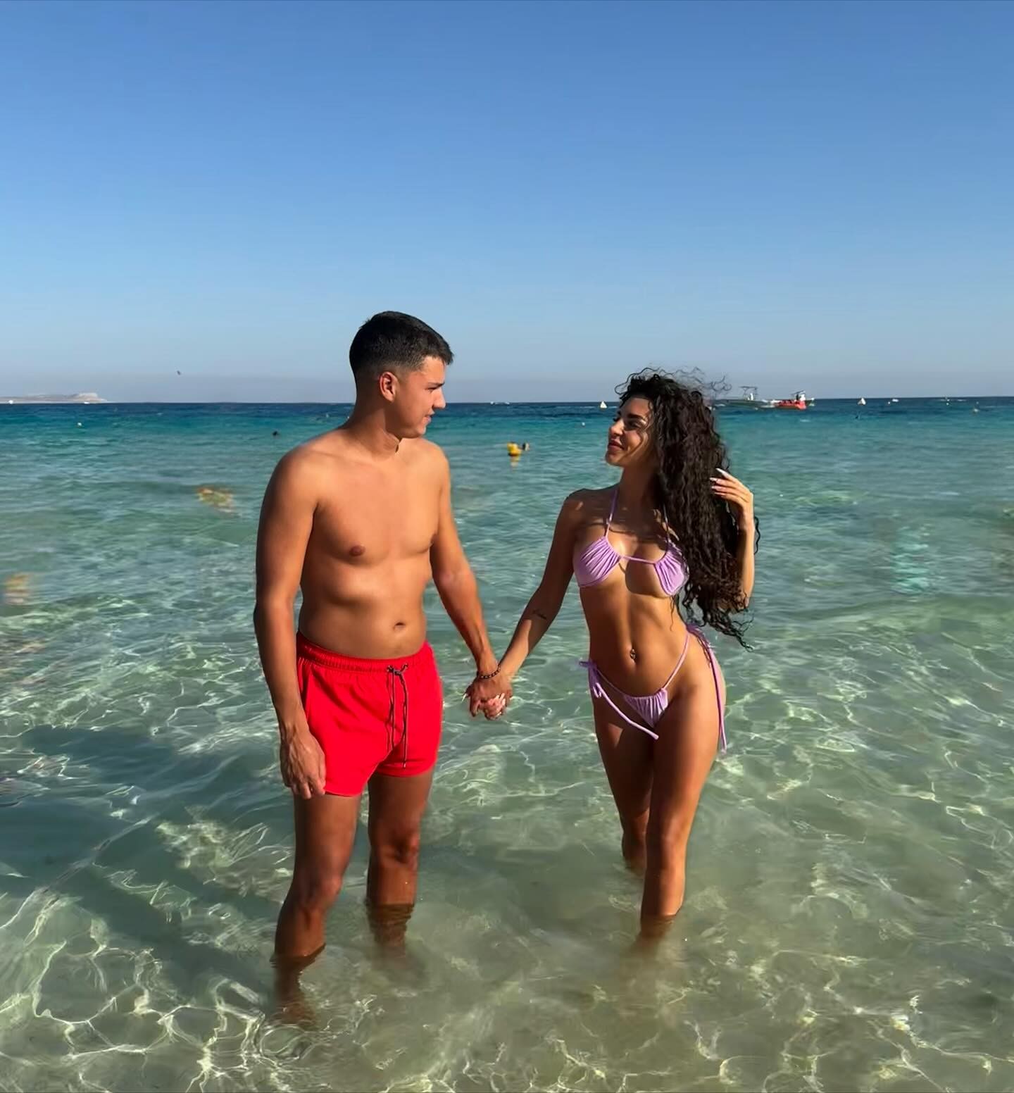 Ena i Peja se baškare u spa centru, on bez majice, a ona sa izazovnim poprsjem: "Napolju je drugačija priča"