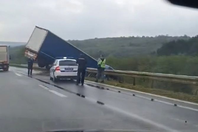 Sleteo kamion s puta kod Batočine
