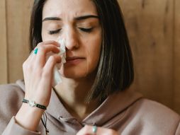 žena plače portret