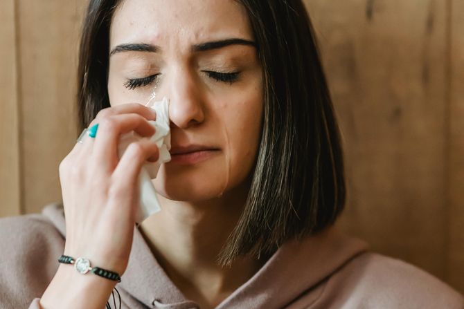 žena plače portret