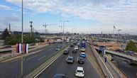 Zbog ovih kola u Beogradu su svi usporili i držali rastojanje! Trakom zalepljena važna poruka na staklu