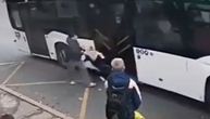 JEZIV SNIMAK Autobus vukao dete (5) po ulici: Vrata mu uhvatila nogu, a pogledajte reakciju očajne majke