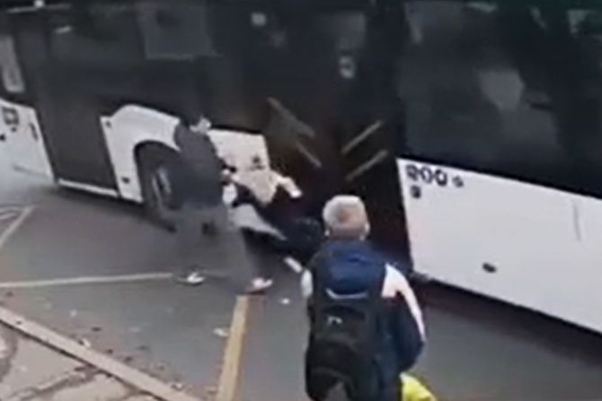 Dete vukao autobus