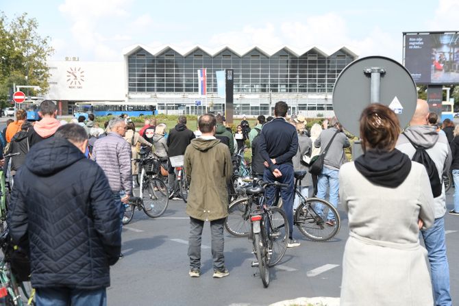 NOVI SAD NADSTREŠNICA OKUPLJANJE