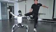 KAO DA GLEDATE TERMINATORA Robot izdržao teške batine, nije ostao na podu: Snimak šokirao svet