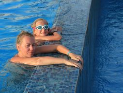 žena, mama, ćerka, devojčica, bazen, leto, odmor, brod